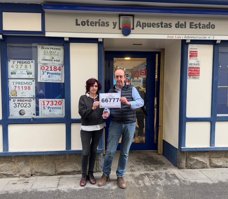 Loterías «José Luis» de Jaca celebra la alegría al repartir un décimo del tercer premio en el Sorteo del Niño